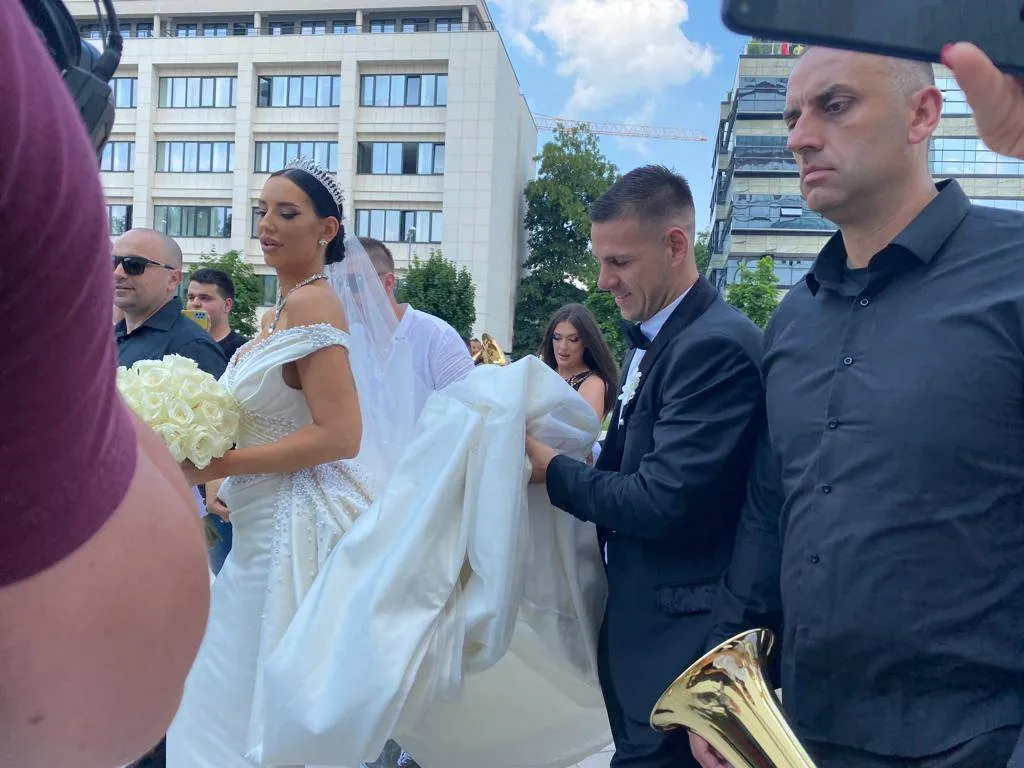 Ovo su najskuplje srpske svadbe, za jednu pevačicu izvađen džak novca i dijamanata 13 5d8273f1dbf95b90f4c597e95ad0c15e04bc2de4