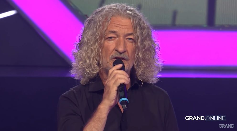 Za ovog pevača kažu da je dvojnik glumca Dragana Jovanovića: "Isti rođak sa sela" 7 Screenshot 2025 12 02 153829