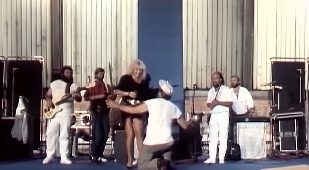 Otkrivena tajna pesme "Udri, Mujo": Brena nije želela da je peva 10 Screenshot 2025 12 11 114730 1