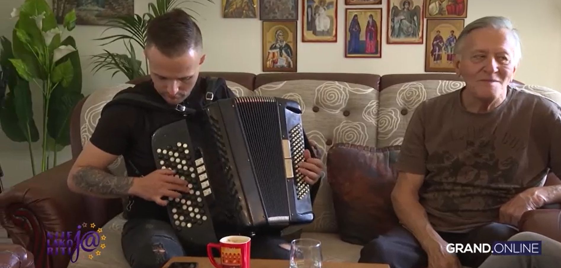 Poslednji snimak Mladena Kosmajca: Sin svira harmoniku i peva, otac u suzama gleda (VIDEO) 6 Screenshot 2025 12 11 122915
