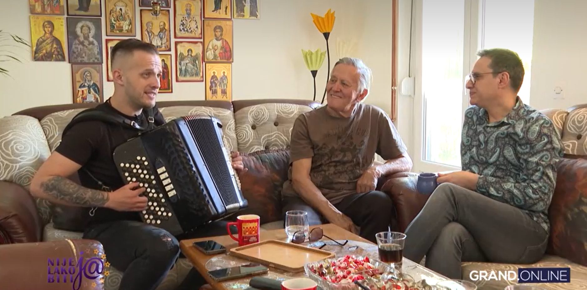 Poslednji snimak Mladena Kosmajca: Sin svira harmoniku i peva, otac u suzama gleda (VIDEO) 8 Screenshot 2025 12 11 122925