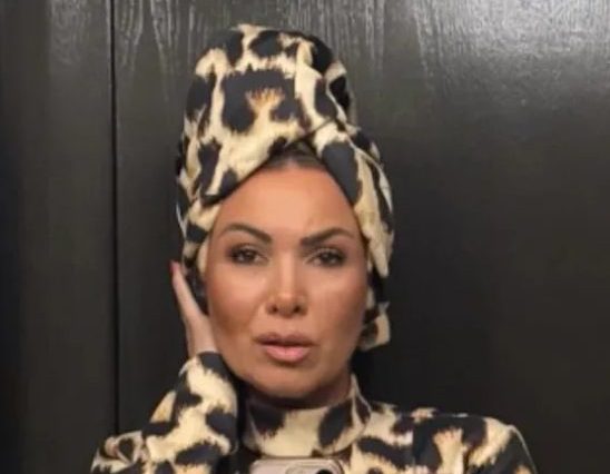 Povukla se sa estrade, a sada iznenadila javnost: Pevačica (45) u leopard miniću sa turbanom na glavi, evo kako danas izgleda FOTO 7 Screenshot 2025 12 16 163648