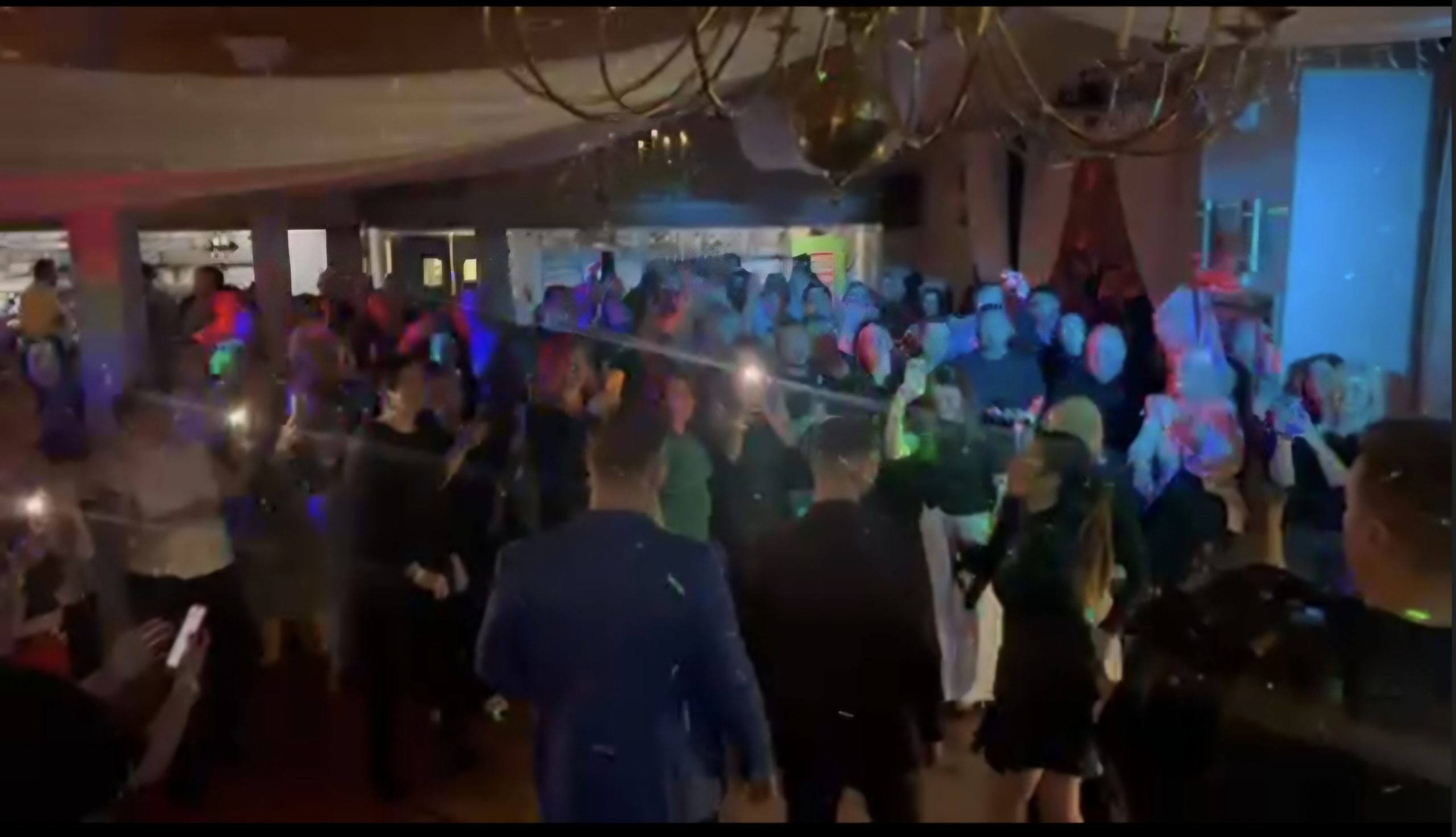 Zvezde Granda prave haos po Americi, isplivao snimak (VIDEO) 6 Screenshot 20251209 133558 Viber