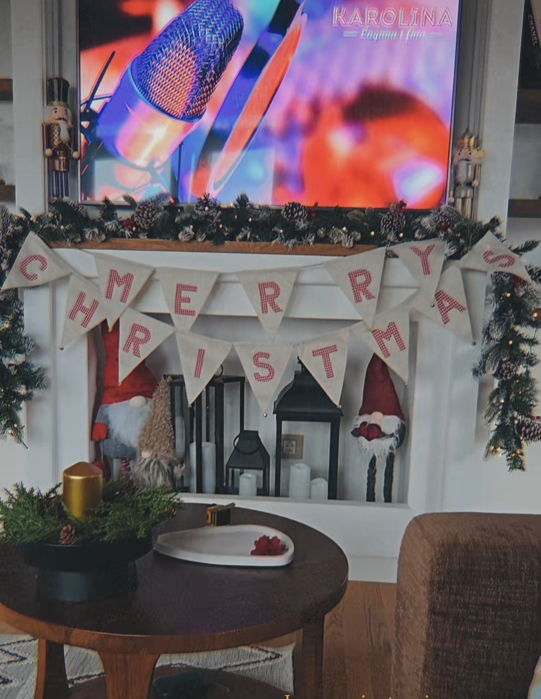 Stan joj stradao u poplavama, sada pokazala kako ga je uredila: Pevačica okitila dom pred praznike, sve šljašti FOTO 7 Sladja Alegro 1