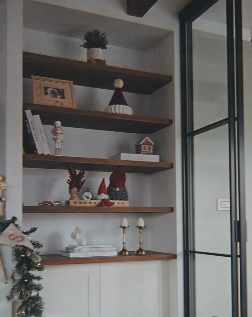 Stan joj stradao u poplavama, sada pokazala kako ga je uredila: Pevačica okitila dom pred praznike, sve šljašti FOTO 8 Sladja Alegro 2