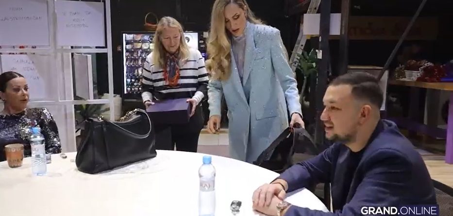 Pred početak emisije "Nikad nije kasno" pali zagrljaji i iznenađenja: Evo šta se dešavalo u bekstejdžu VIDEO 7 image 12 14
