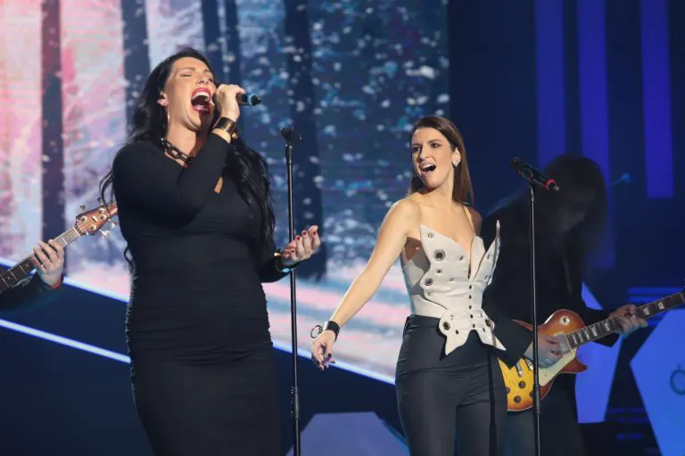 Ovo niko nije očekivao od pevačice u 8. mesecu trudnoće, kolega joj se javno poklonio: "Ona je čudo od žene" 6 neverne bebe