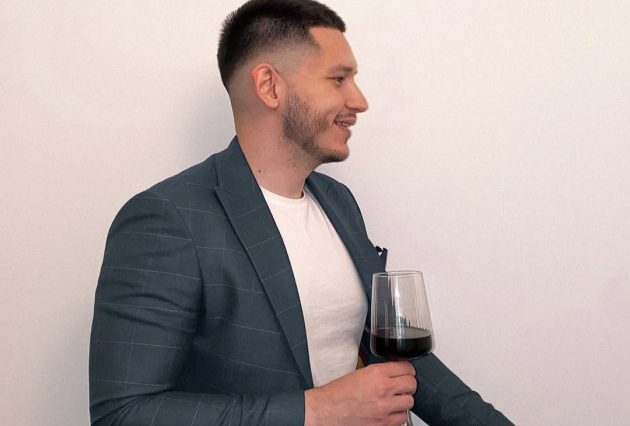 Aleksandar Radojević šokira kostimom od gume na Pesmi za Evroviziju 13 Aleksandar Radojevic 1