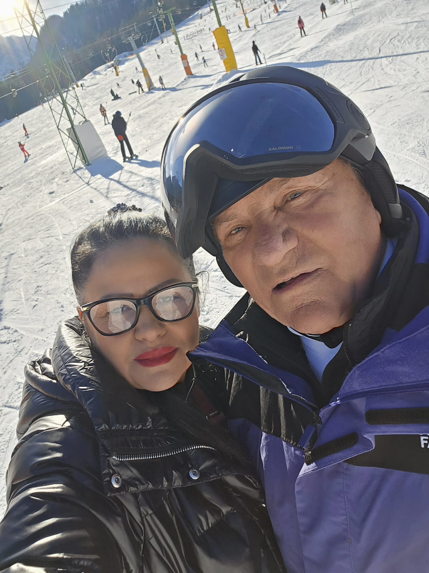 Miloš Bojanić (76) skija kao mladić, pevač pokazao lepu suprugu, pa zapevao na stazi