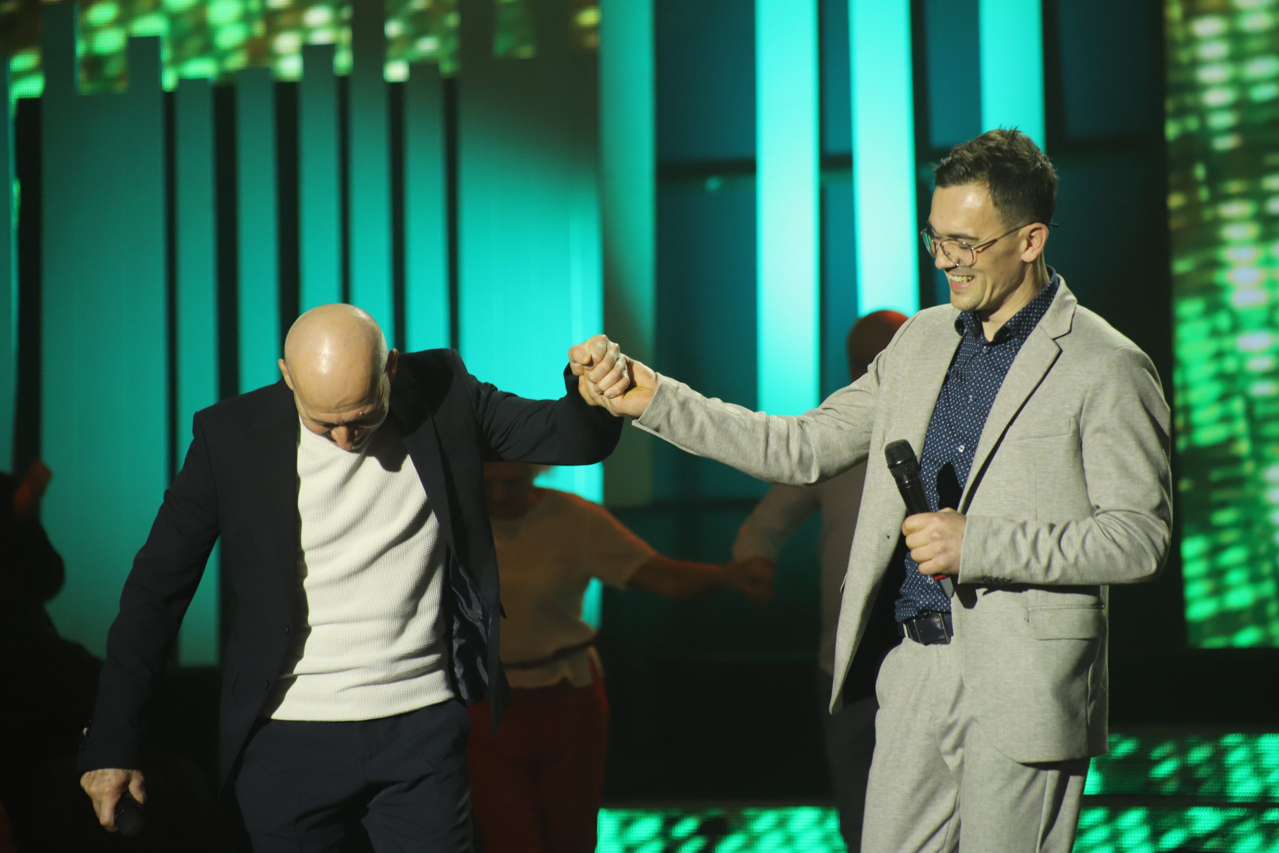 Kapa dole za energiju: Dževad Alić podigao ceo studio na noge: "Hrabra odluka da pevate Šabana Šaulića" 6 IMG 7052