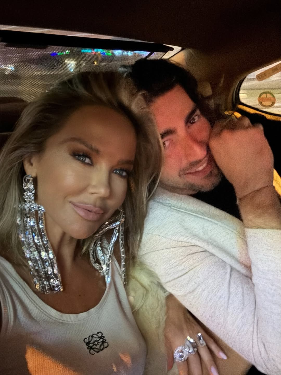 Gori Instagram: Pevačica u naručju 17 godina mlađeg dečka isprovocirala sve intimnim fotkama sa Balija (FOTO) 7 SnapInsta.to 582279184 18537820858049289 3150792357723387091 n