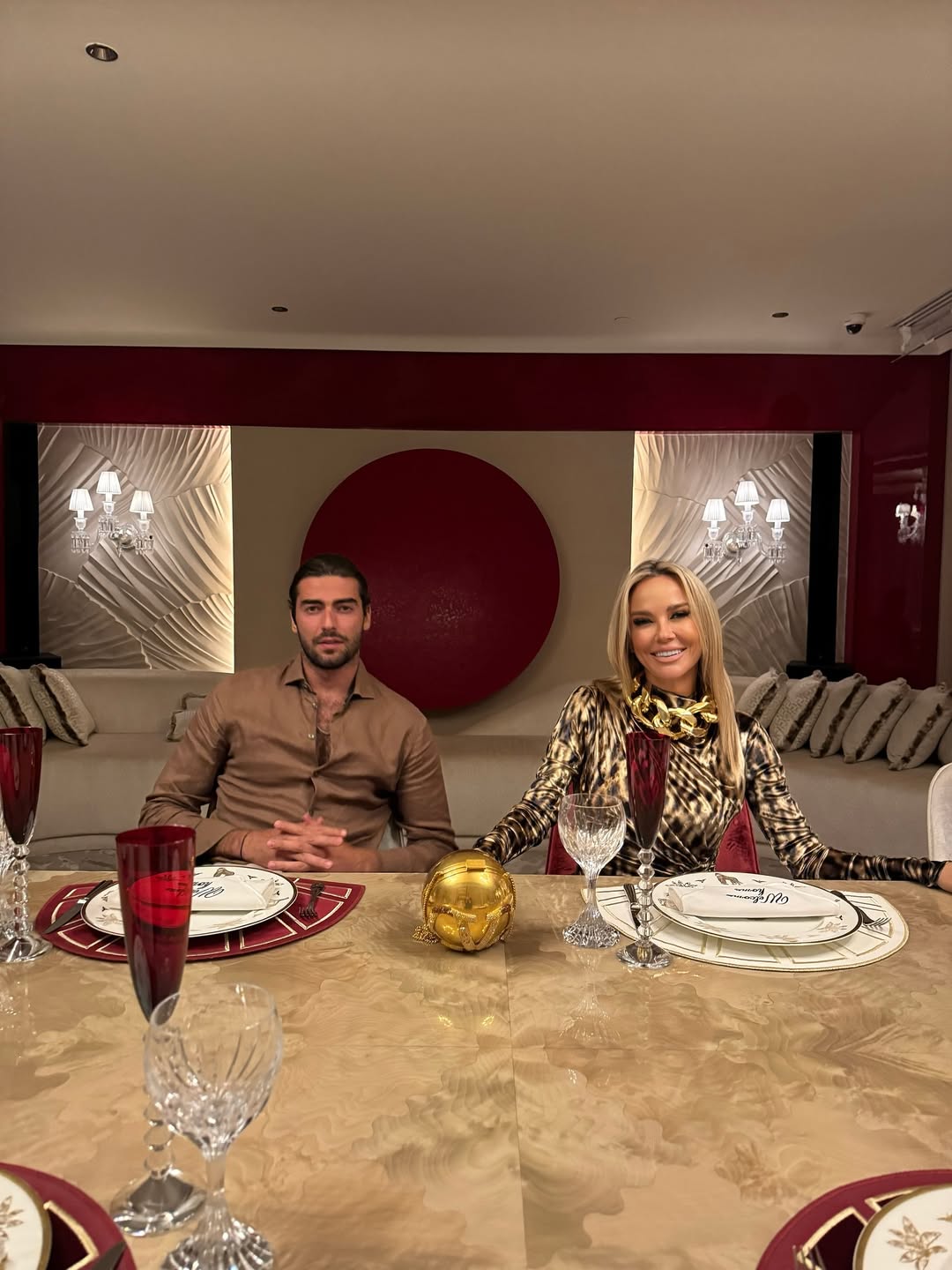 Gori Instagram: Pevačica u naručju 17 godina mlađeg dečka isprovocirala sve intimnim fotkama sa Balija (FOTO) 6 SnapInsta.to 582433763 18538147417049289 5132645773006516321 n