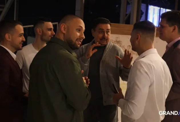 Keba drži predavanje takmičarima pred početak emisije - Zavirite iza scene Zvezda Granda VIDEO 9 kandidati