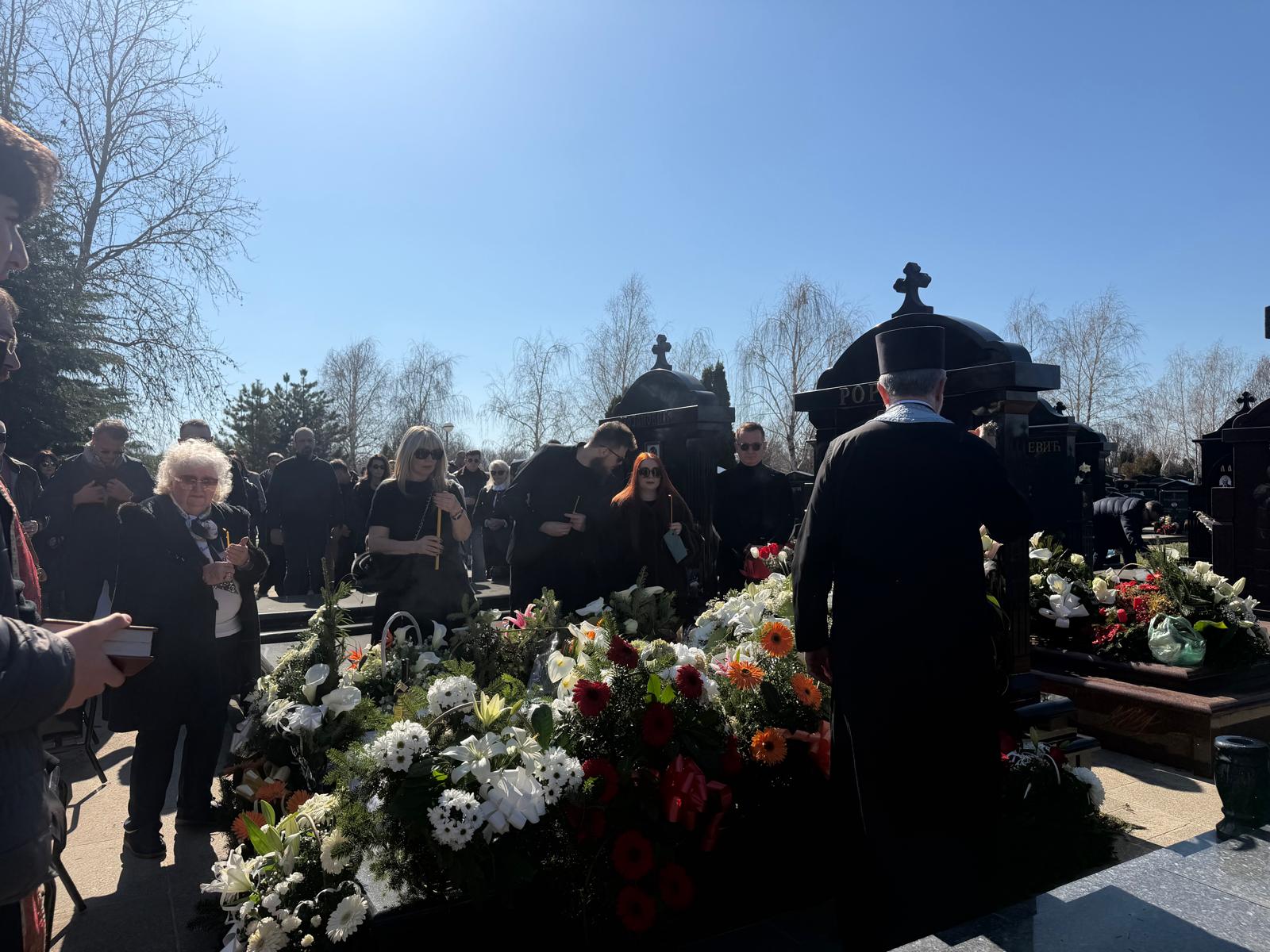 Nakon što se povukla iz javnosti zbog zdravstvenog problema, pevačica došla na pomen Saši Popoviću 6 564d09f8 1b23 487d aee5 54471adf0824