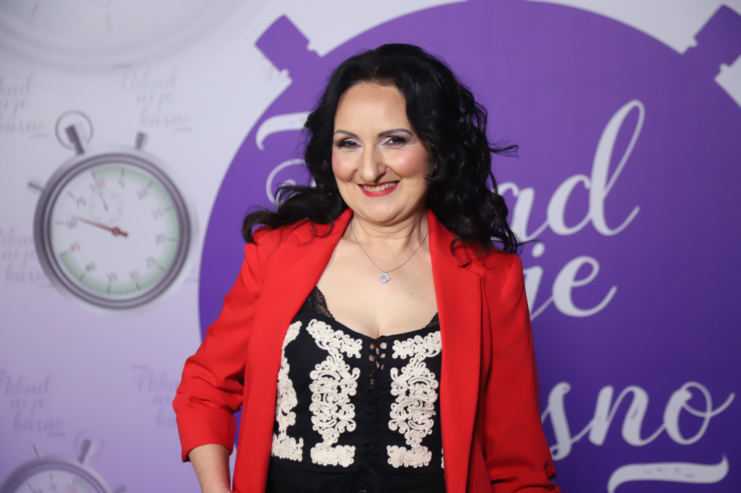 Šest kandidata oduševiće publiku večeras u "Nikad nije kasno", njihove životne priče će vas iznenaditi 12 DANIJELA NIKOLIC 53 GOD. BEC 7