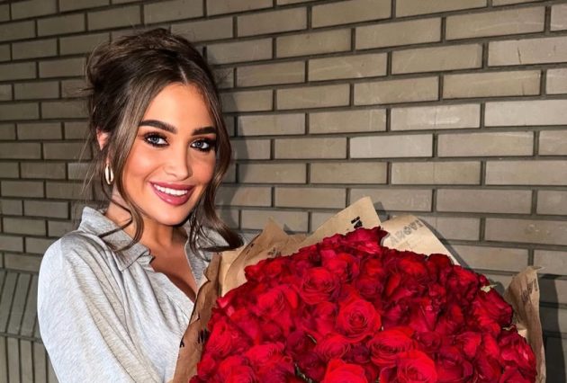 Buket od 100 crvenih ruža stigao na adresu Milice Jokić 2 dana nakon rođendana: Pevačica ne skida osmeh sa lica FOTO 12 Milica Jokic 1 1 e1772214814805