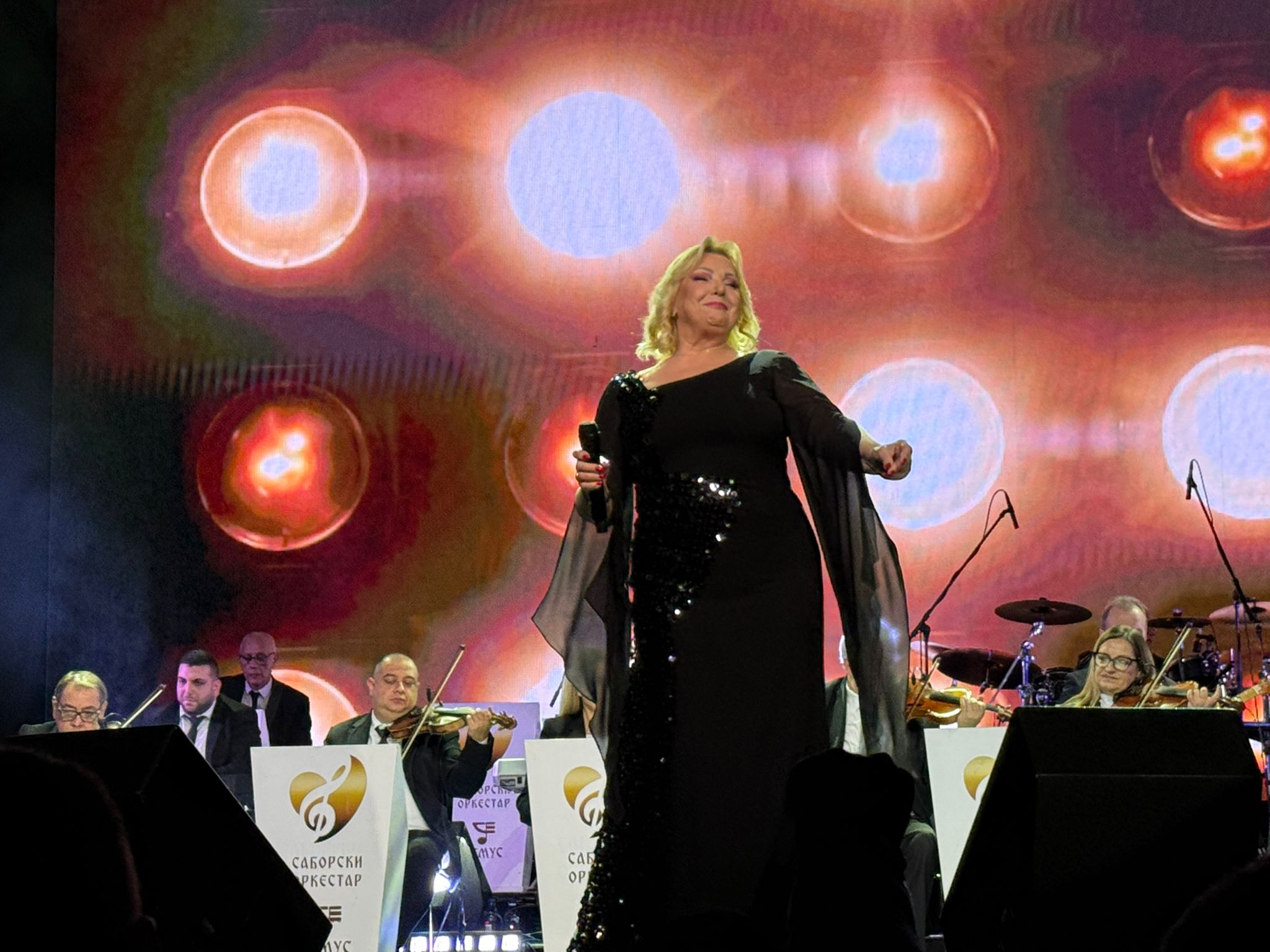 Zvezde pevale u čast Tome Zdravkovića: Pubilika oduševljena, udovica i ćerka dirnute 8 PHOTO 2026 02 26 10 27 41