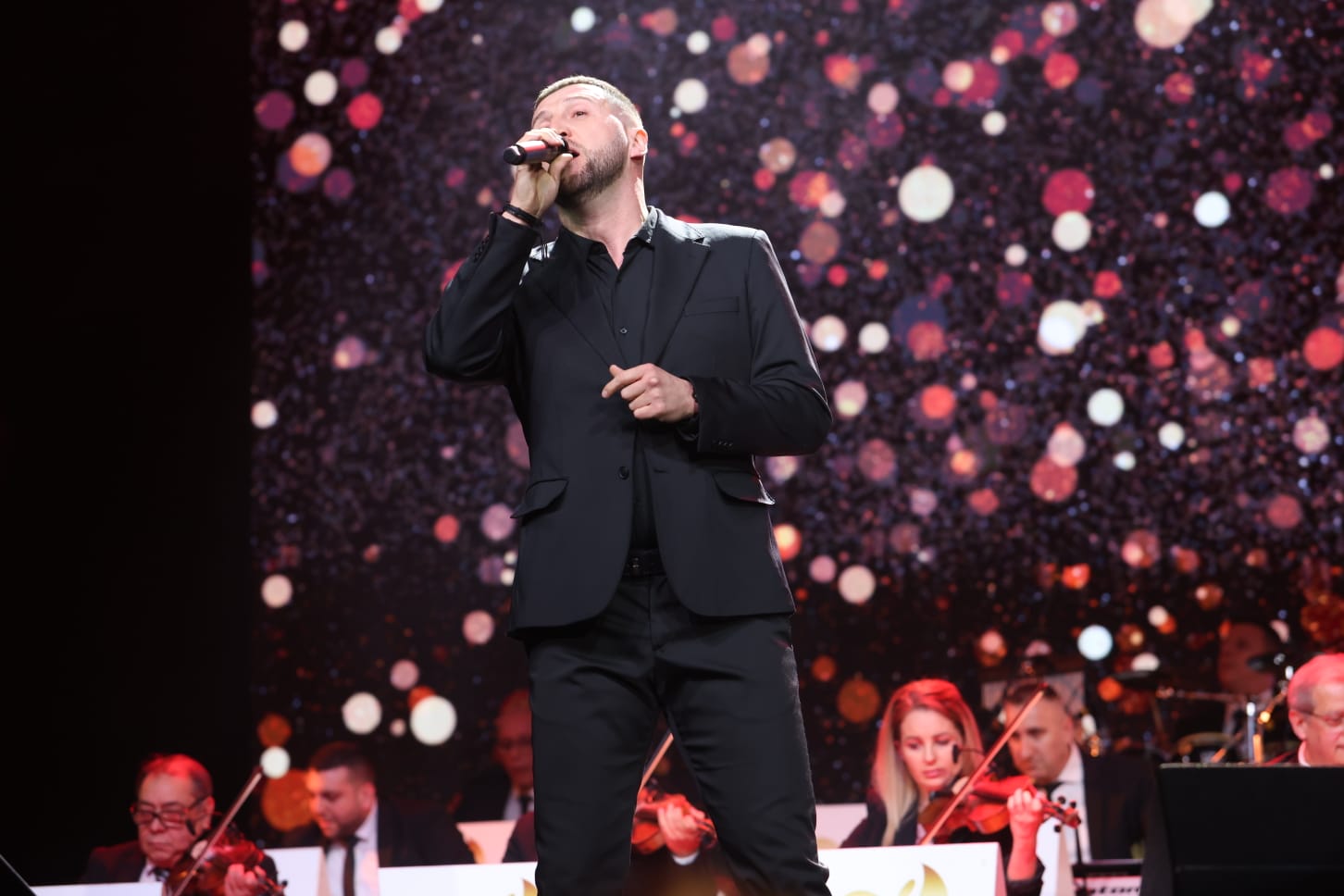 Zvezde pevale u čast Tome Zdravkovića: Pubilika oduševljena, udovica i ćerka dirnute 6 PHOTO 2026 02 26 10 28 34