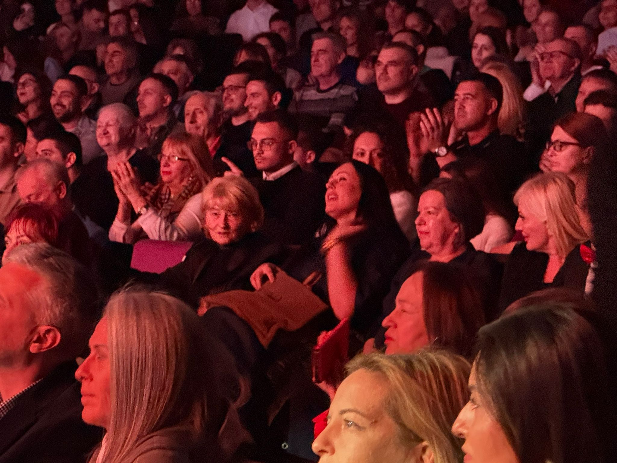 Zvezde pevale u čast Tome Zdravkovića: Pubilika oduševljena, udovica i ćerka dirnute 10 PHOTO 2026 02 26 10 28 35