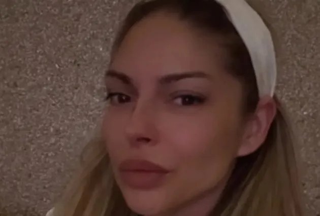 Vanja Mijatović bez trunke šminke u pidžami pred spavanje, pevačica iznenadila pratioce: "Poljubac za laku noć" FOTO 10 Screenshot 2026 02 26 153203 1