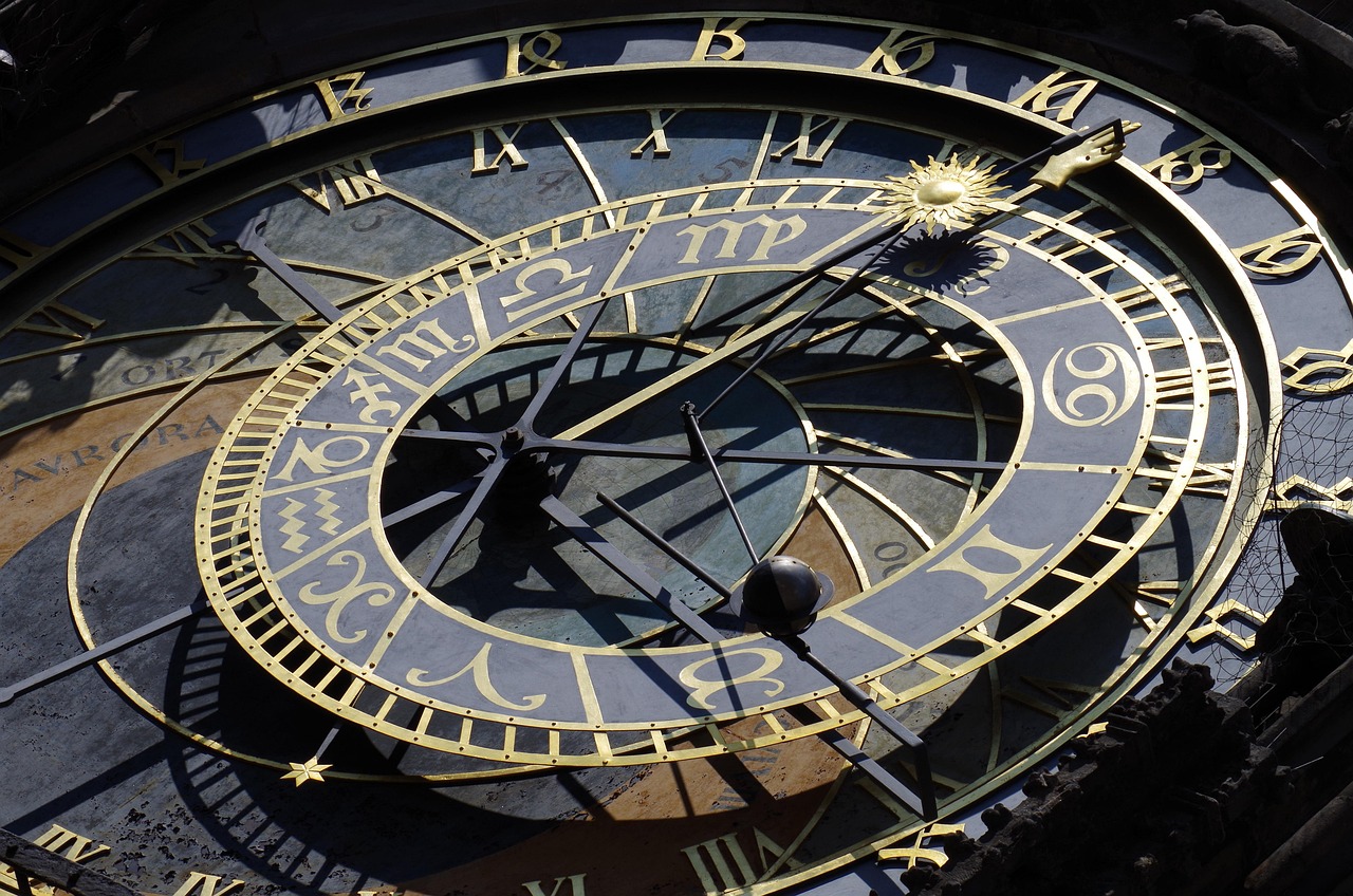 Nedeljni horoskop: Lavovima se dešavaju burne promene, dok Devicama se vraćaju osobe sa kojima ste telepatski povezani 18 astronomical clock 2689116 1280 2