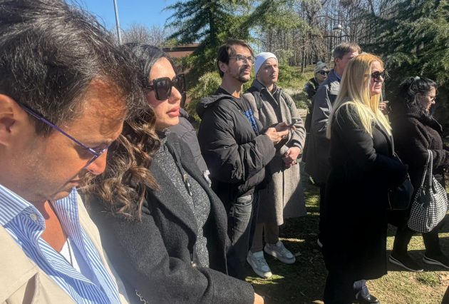 Nakon što se povukla iz javnosti zbog zdravstvenog problema, pevačica došla na pomen Saši Popoviću 8 b0f79e65 4391 4b50 b9db 5c8a94f34f4f