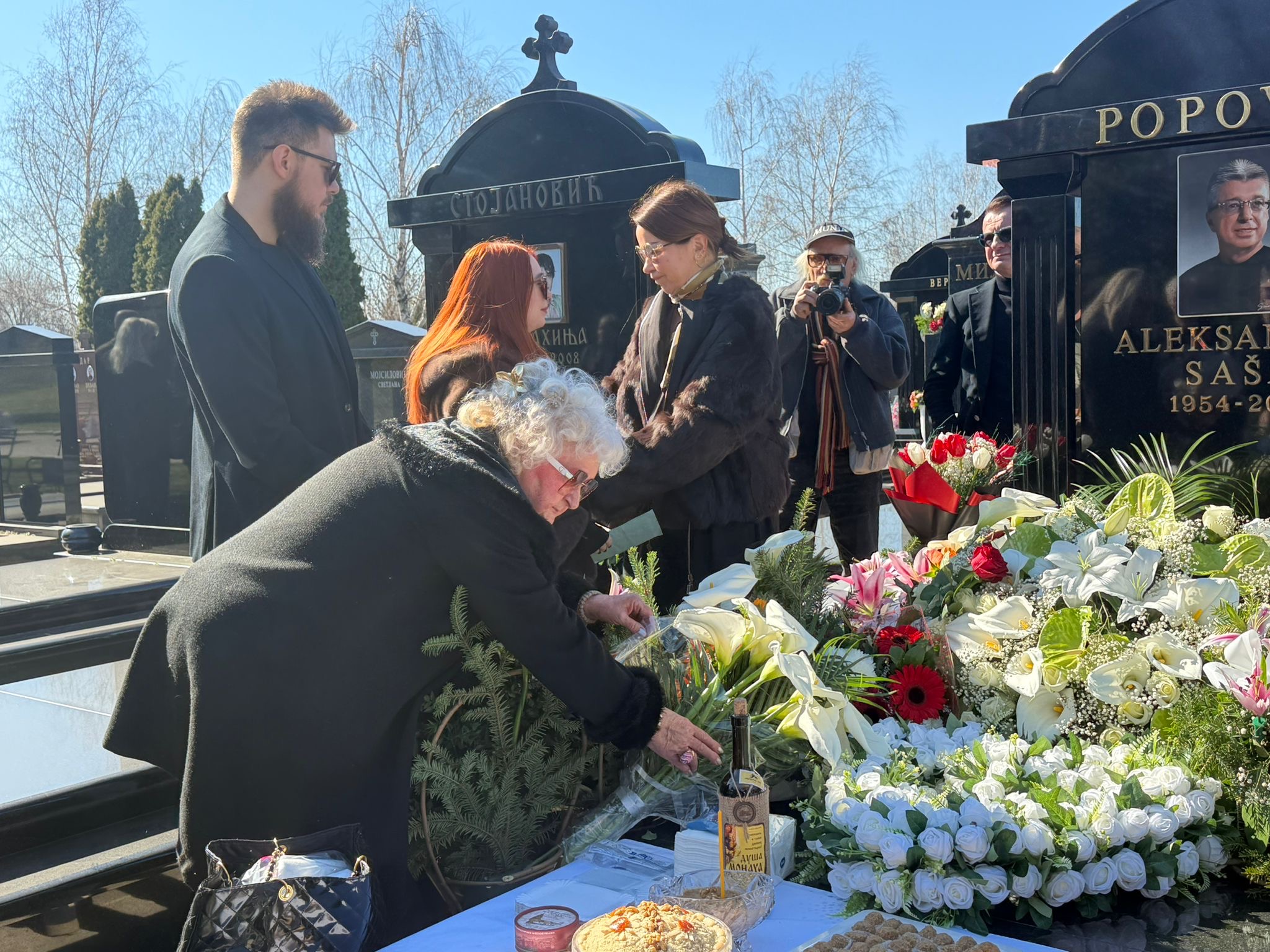Tužna scena na Bežanijskom groblju: Sestra Saše Popovića u suzama mazi sliku svog brata VIDEO 6 b7d5bf6a 10c9 4e66 b6b8 1d2f2b6db2c2