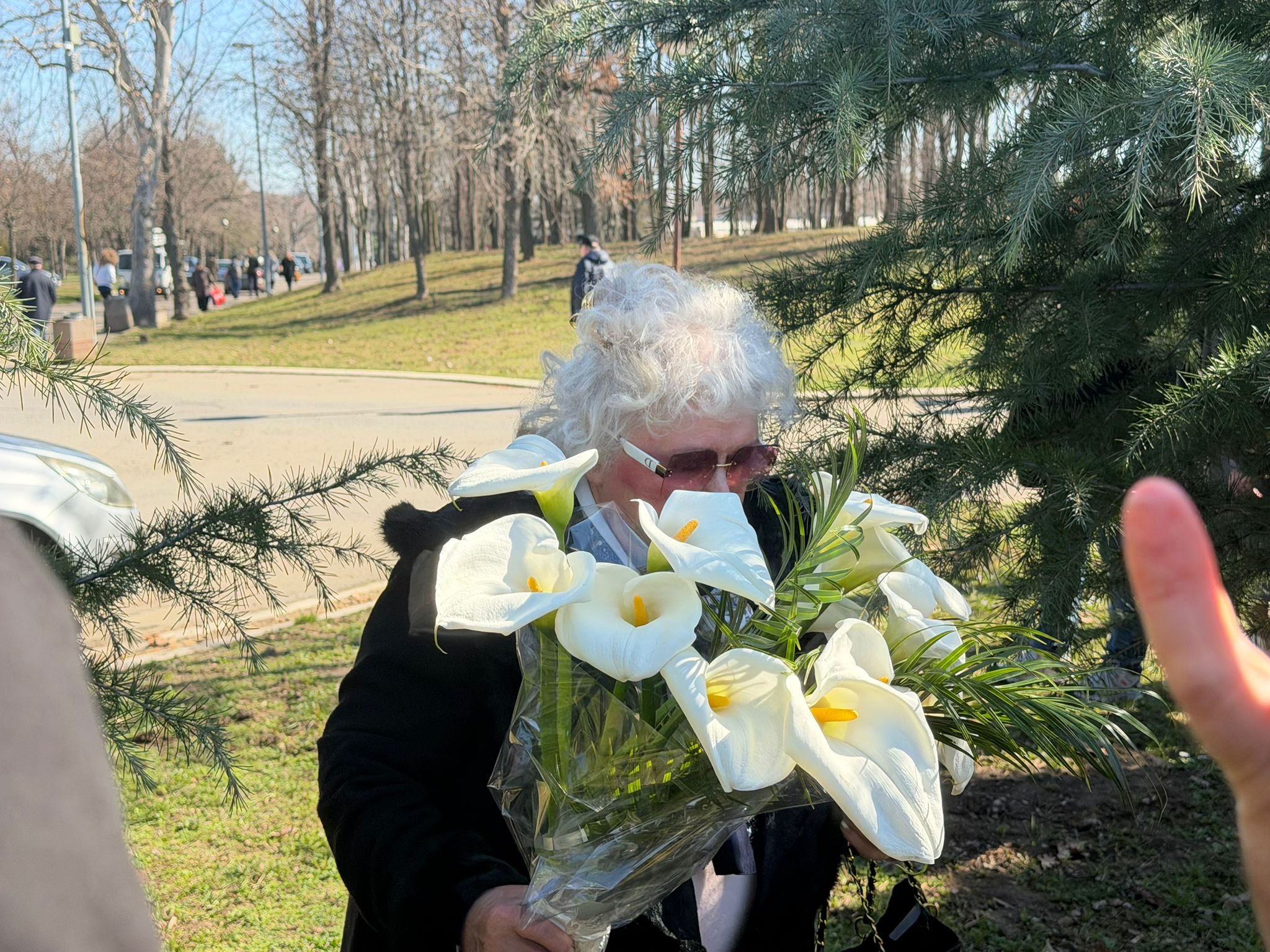 Tužna scena na Bežanijskom groblju: Sestra Saše Popovića u suzama mazi sliku svog brata VIDEO 5 e4a62b1b a18d 4c92 84c6 4f1e4e6c4a33