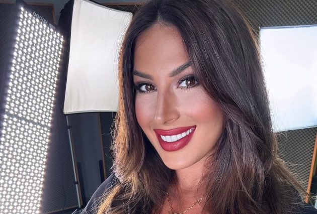 Ena Popov ima završena dva fakulteta, evo šta je po struci 13 ena