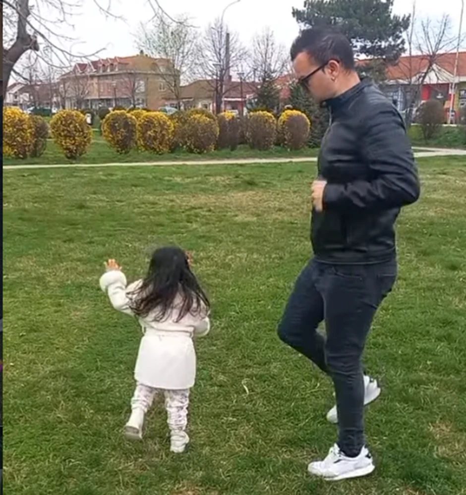 Najmlađi deda na estradi ima 44 godine: Pevač pokazao svoje princeze i raznežio region FOTO 6 image 2 35