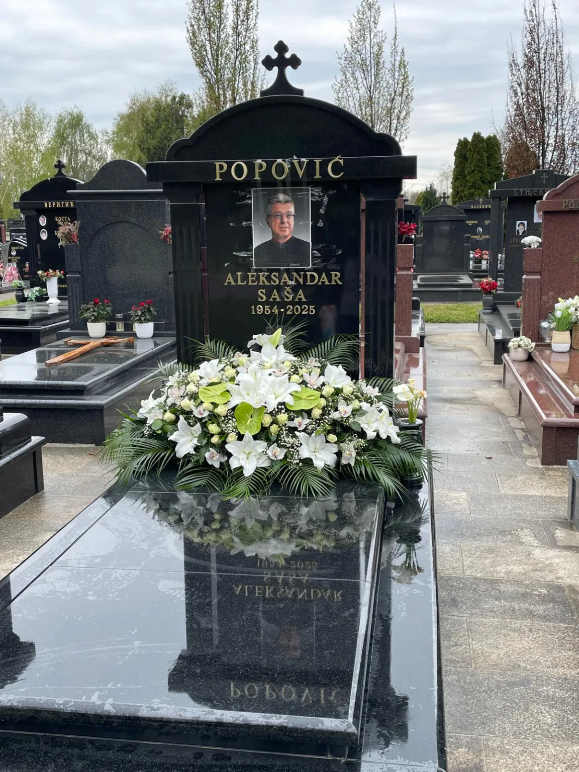 Godinu dana od smrti Saše Popovića, porodica nema od bola: "Bez tvog glasa, smeha i snage" 8 sasa popovic grob