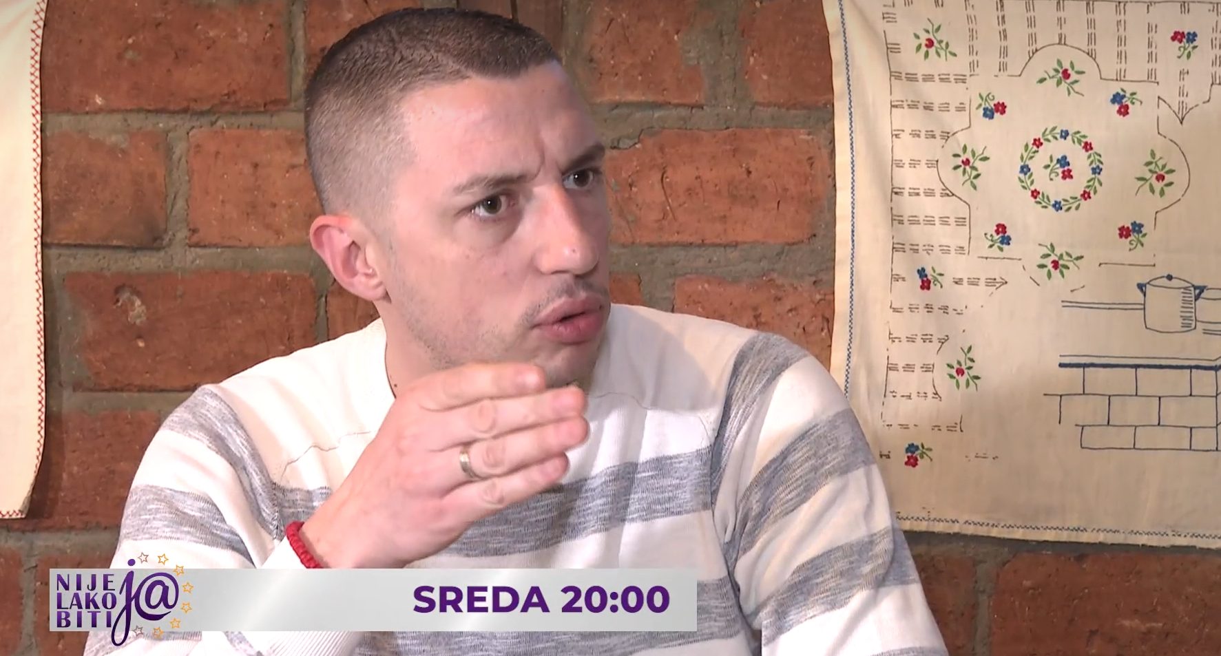 Ekipa emisije ,,Nije lako biti ja'' u domu Slobe Đurkovića: Pevačeva porodica prvi put pred kamerama (VIDEO) 5 Screenshot 2026 03 17 145330