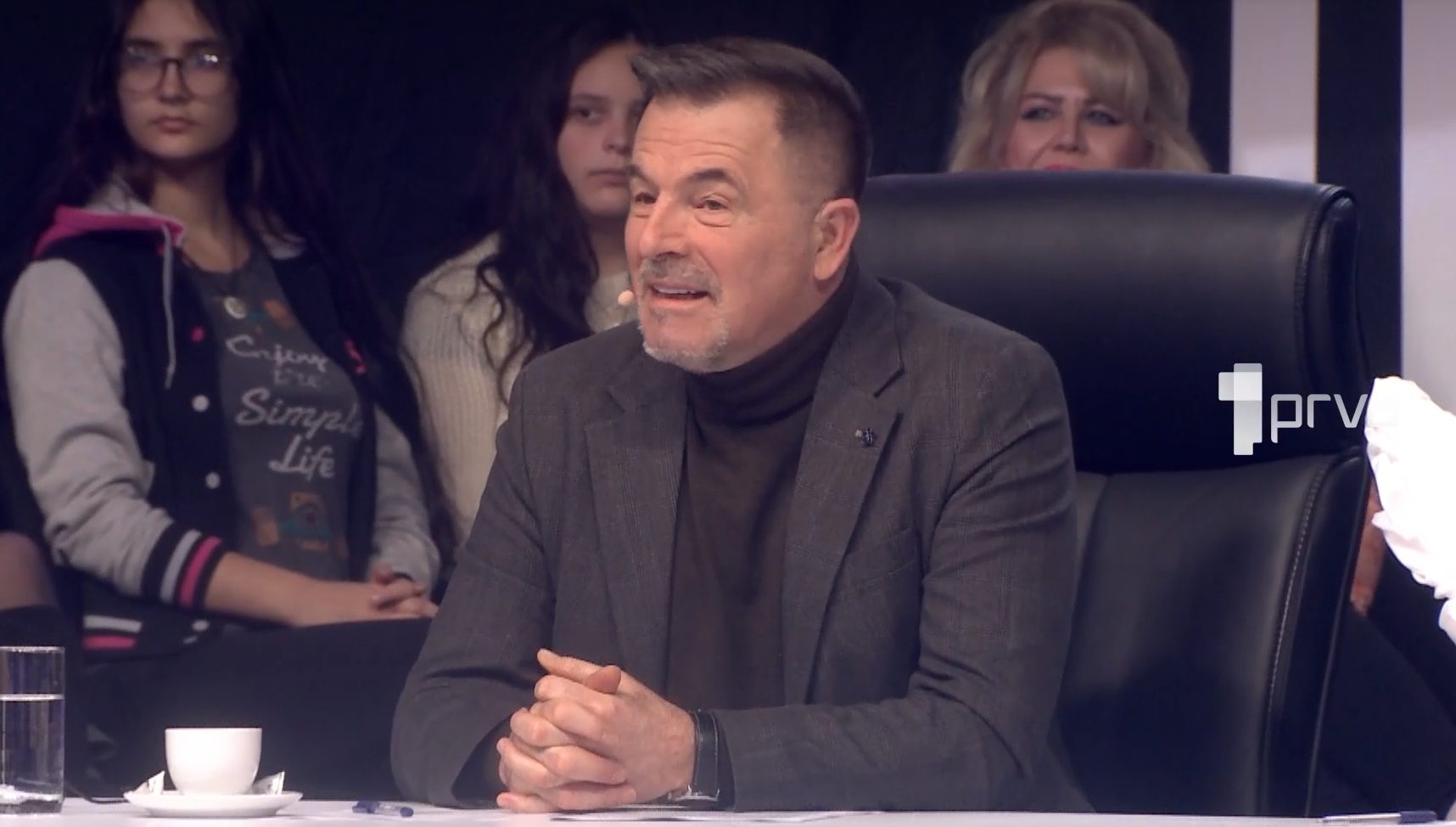 Roker i operska pevačica oduševljeni narodnjakom u ,,Nikad nije kasno'': ,,Kakva glasčina, kakva pevačina'' (VIDEO) 5 Screenshot 2026 03 19 113036