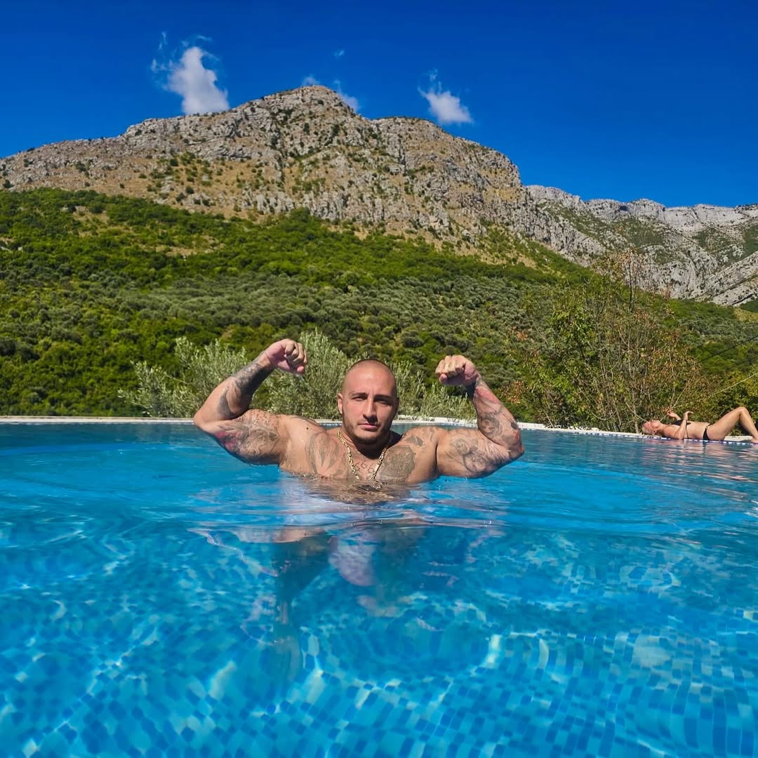 Vuk Mob raskinuo veridbu