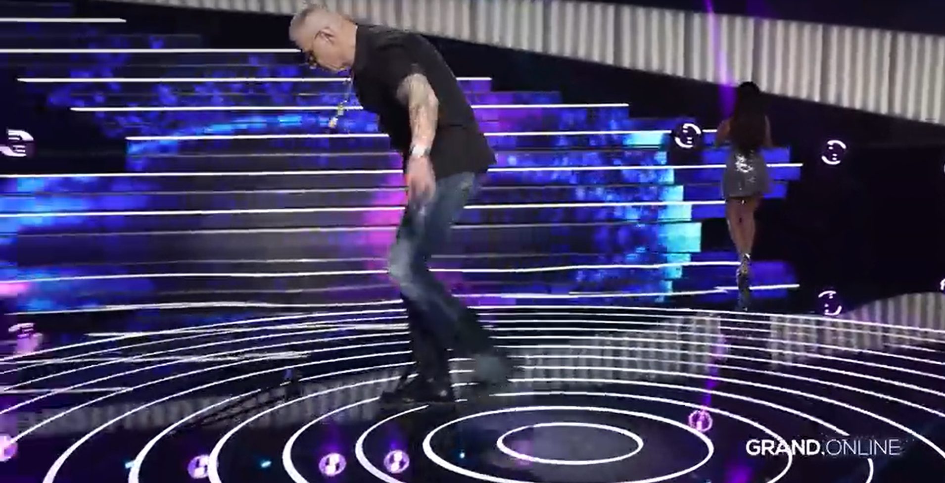 Haos u bekstejdžu Zvezda Granda: Đorđu Davidu ispao štap, Ceca popravljala karmin u poslednjem trenutku VIDEO 11 image 9 11