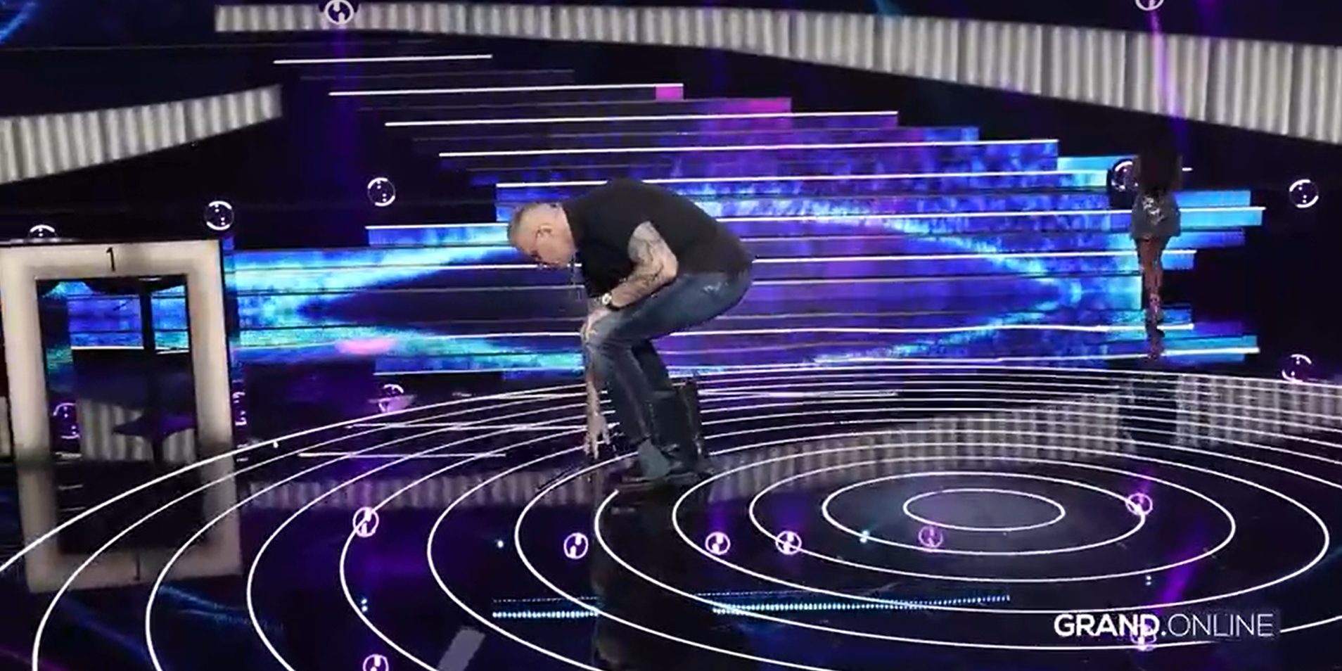 Haos u bekstejdžu Zvezda Granda: Đorđu Davidu ispao štap, Ceca popravljala karmin u poslednjem trenutku VIDEO 12 image 9 12