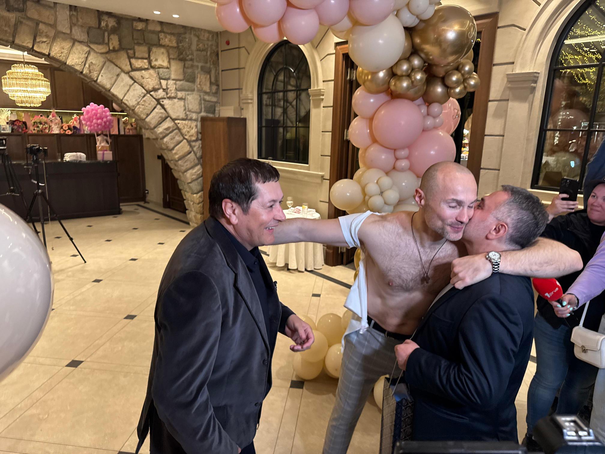 Cela estrada na Sofrinom slavlju: "Cepaj brale, postao sam ćale" VIDEO 11 1776189568085