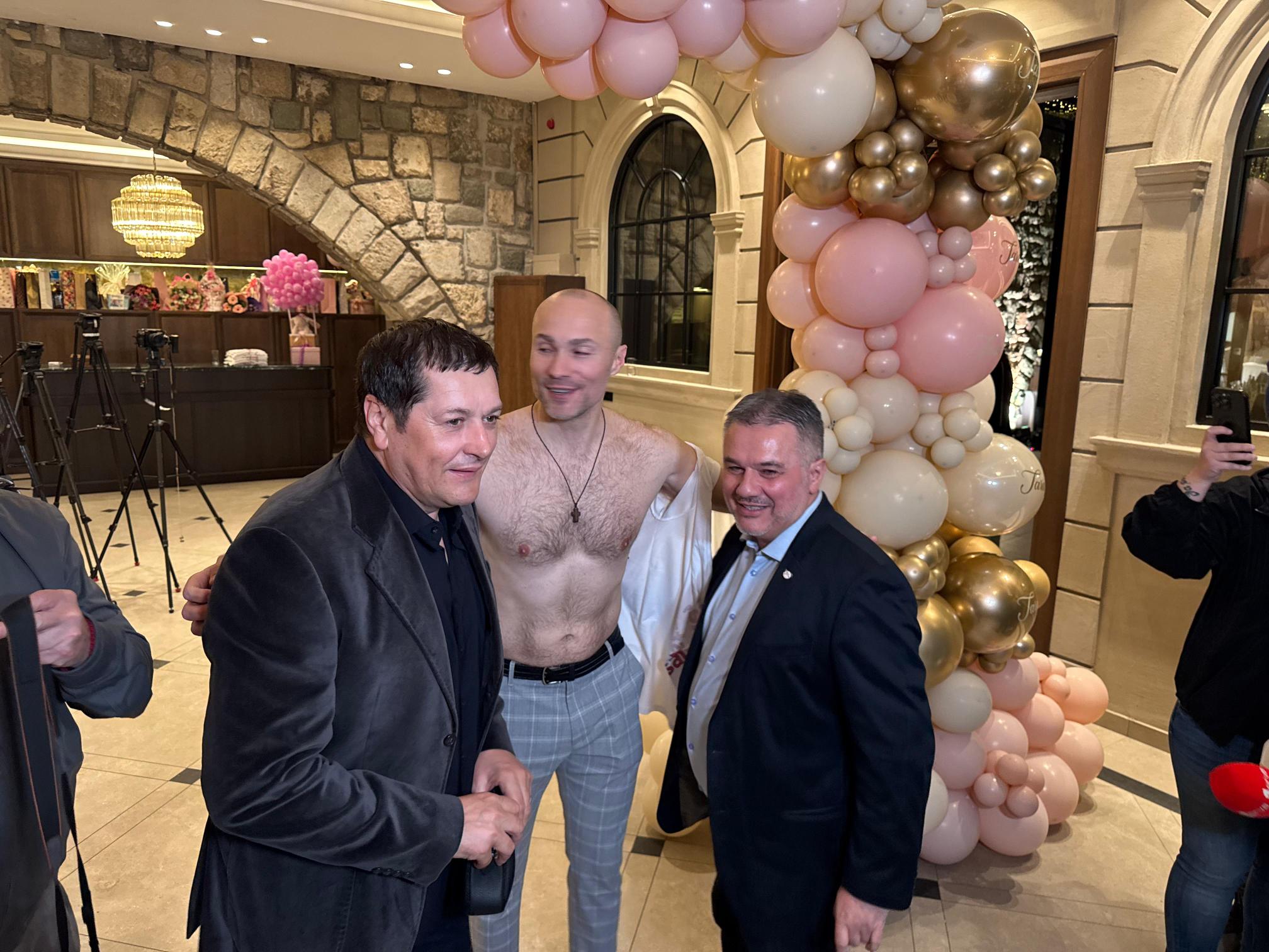 Cela estrada na Sofrinom slavlju: "Cepaj brale, postao sam ćale" VIDEO 10 1776189568098