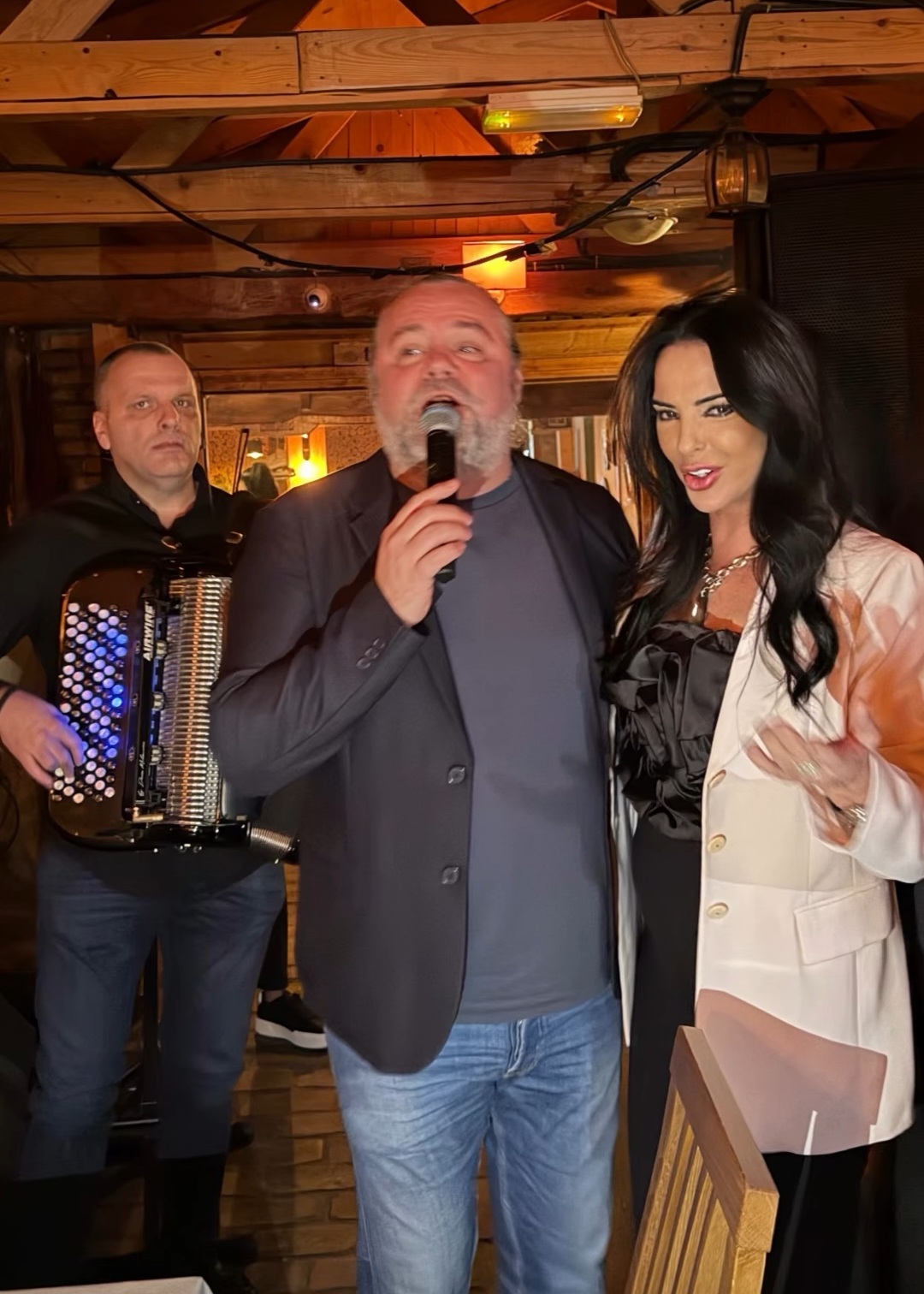 Buba Miranović postala baka po treći put: Slavlje ne prestaje, kolege se latile mikrofona FOTO 9 Buba slavlje 1