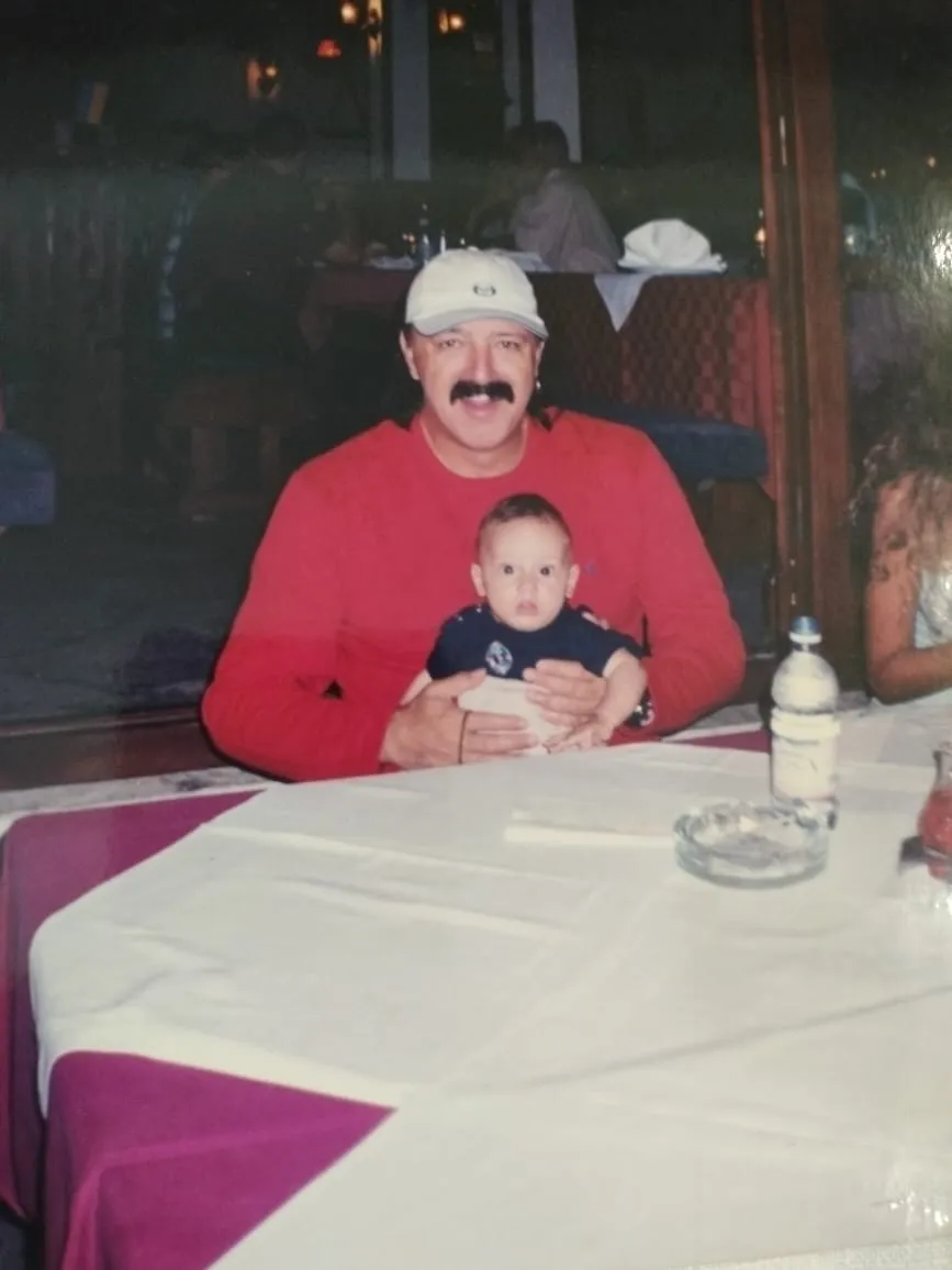 Dečačić sa slike danas je miljenik žena i vokal kakav se nije rodio u proteklih 50 godina: Prepoznajete li ga? 5 IMG 20260406 WA0021