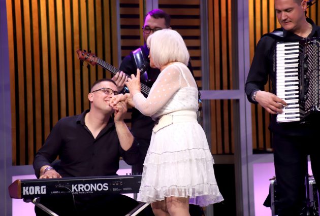 Pevačica na slavlju sela muškarcu u krilo pa dobila šamar od njegove žene VIDEO 13 VERA MATOVIC GS SNIMANJE 01042026 FOTO ELENA 7 ok