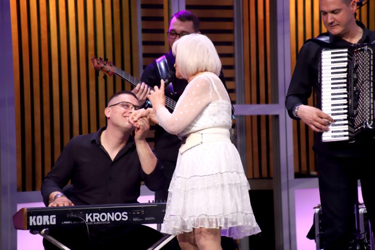Singer sat on a man's lap at a celebration and was slapped by his wife VIDEO