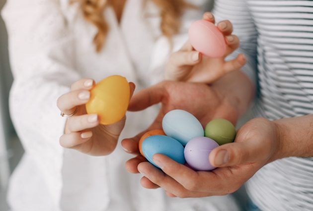 Viralna tehnika farbanja jaja: Potrebni su vam samo šlag i boje 13 beautiful couple with colorful eggs