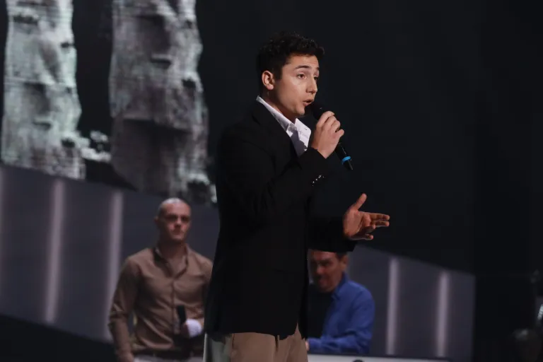 Dečačić sa slike danas je miljenik žena i vokal kakav se nije rodio u proteklih 50 godina: Prepoznajete li ga? 7 filip aleksic