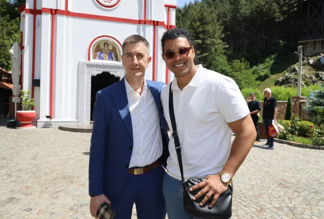 Neočekivan susret ispred srpske svetinje: Kubanac iz "Zvezda Granda" sreo poznatog pevača (FOTO) 13 0A0A0238