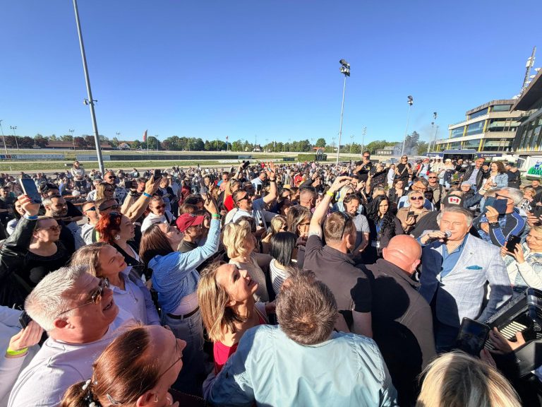 Avalanche of emotions: Singer threw a party, the whole city sang in unison