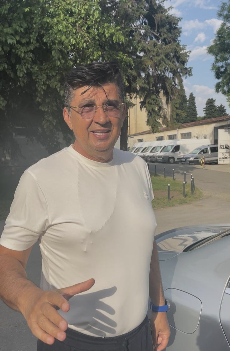 Haos ispred Grandovog studija: Autobus stigao iz Beča, evo šta je razlog (VIDEO) 8 1779729228708