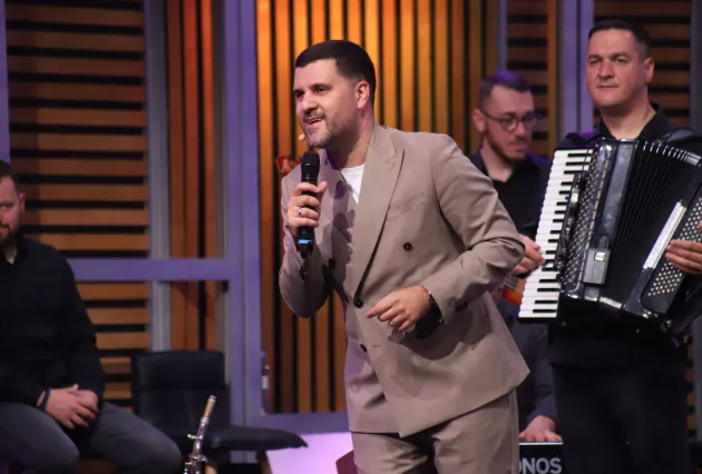 Nebojša Vojvodić obradovao publiku novom pesmom koja je prva od tri: "Porodica je bila prioritet, konačno sam muzički sazreo" (VIDEO) 34 NEBOJSA VOJVODIC GS SNIMANJE 27052026 FOTO ELENA 43