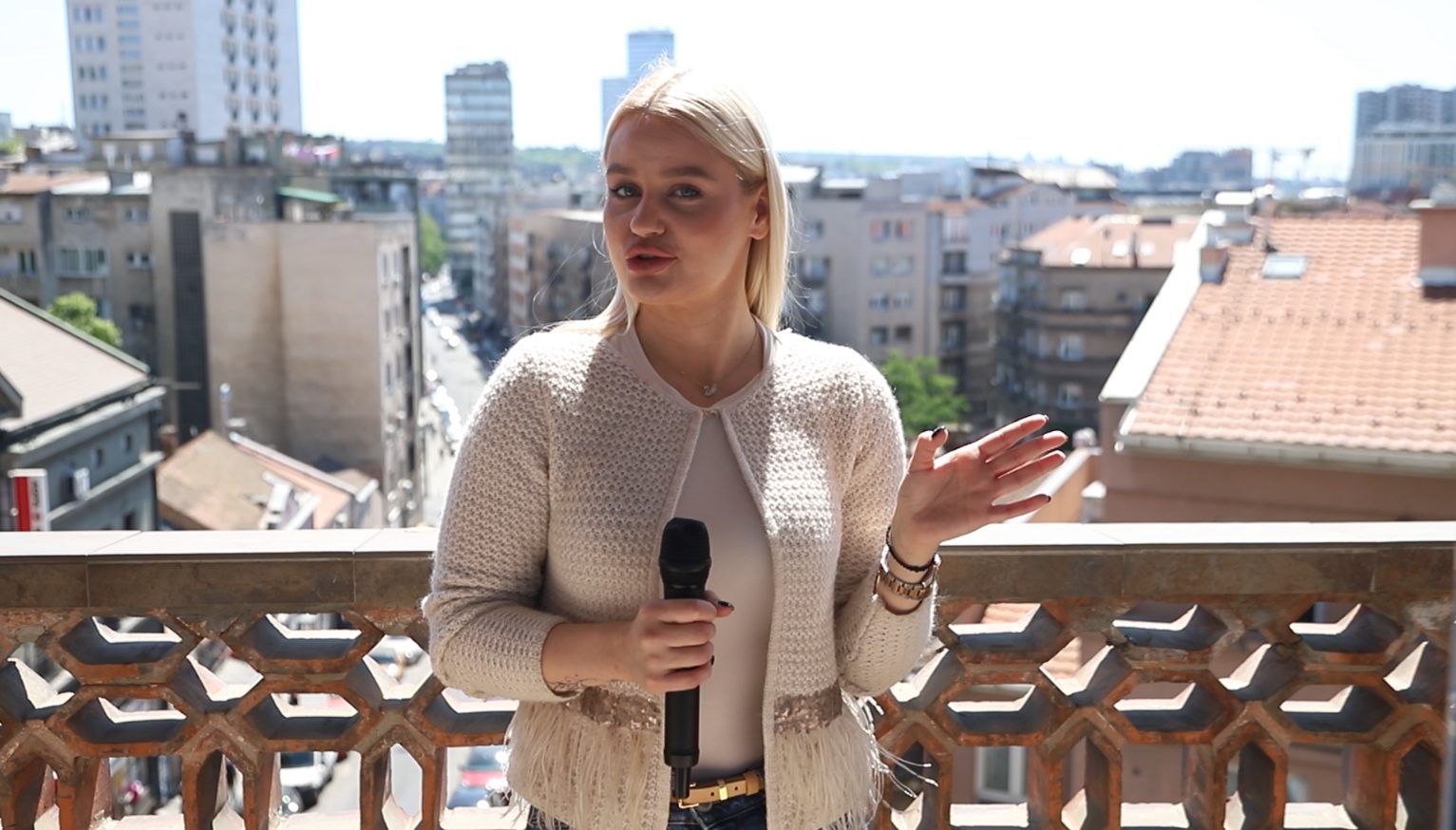Takmičarka "Zvezda Granda" prvi put pokazala luks stan u srcu prestonice: Sa terase se pruža nestvaran pogled na ceo Beograd (VIDEO) 16 anita tersasa