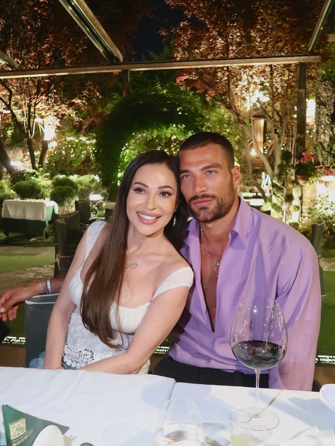 Za večeru sa zgodnim glumcem Ceca odabrala kežual stajling koji košta neverovatnih 16.350 evra (FOTO) 6 ceca sa italijanom